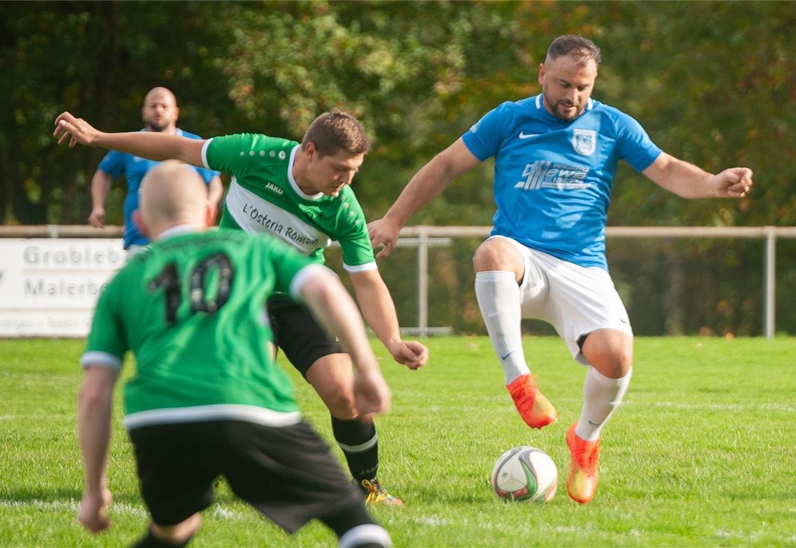 Der VfB Vaihingen (in Blau) lässt Sternenfels nicht den Hauch einer Chance. Foto: Fotomoment