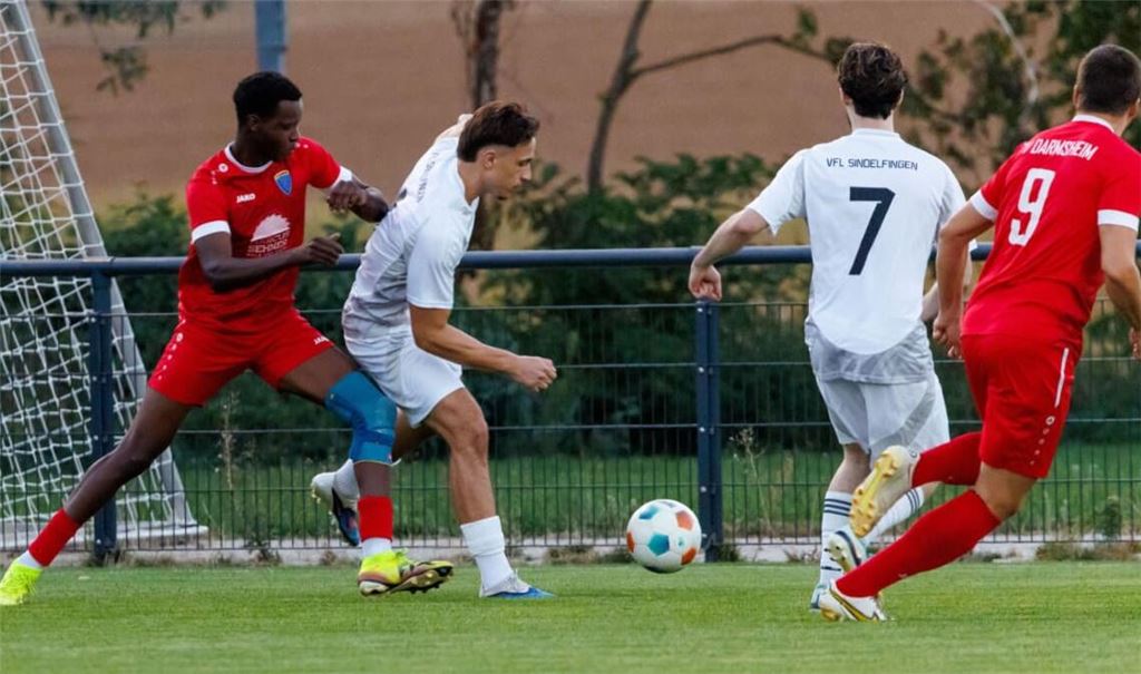Der VfL Sindelfingen II (in Weiß) vermisst in Staffel II die guten alten Bekannten aus dem Kreis Böblingen, wie beispielsweise in der ersten Runde des Bezirkspokal den TV Darmsheim II (in Rot).