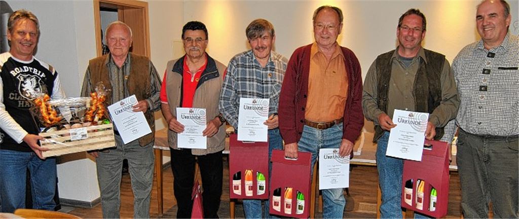 Der VfS Knittlingen ehrt langjährige Mitglieder, unter ihnen Heinrich Werthwein (2. v. li.) für 60-jährige Treue zum Verein. Foto: Haller