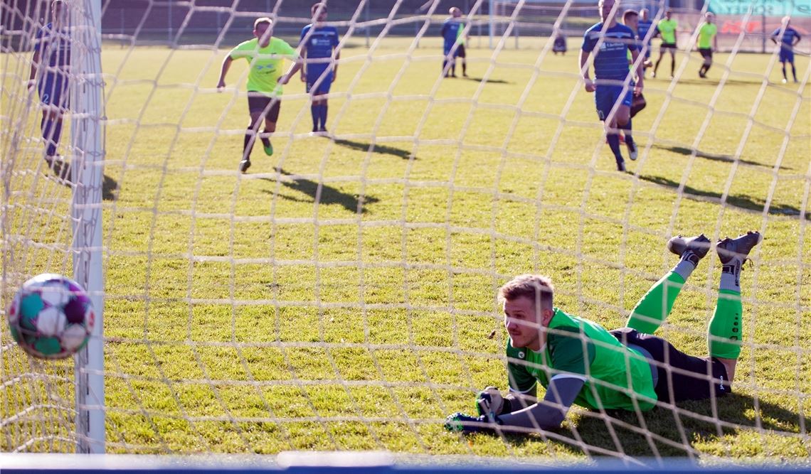 Der Viktoria-Torwart Eike Thomas Braun sieht den Ball im Netz zappeln. Am Ende verliert er mit seiner Enzberger Mannschaft gegen Lienzingen mit 3:0. Fotos: Fotomoment