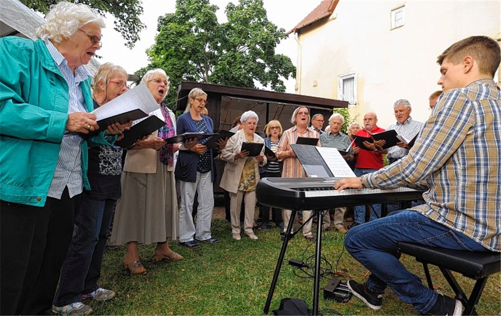 Volkschor und Posaunen unterhalten die Gäste
