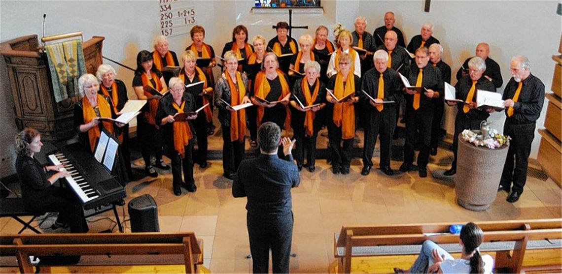 Der Volkschor Sternenfels unter Leitung von Jan-Christian Blömer beim Auftritt in der Michaelskirche. Am Klavier: Kathrin Brumm. Foto: Fotomoment