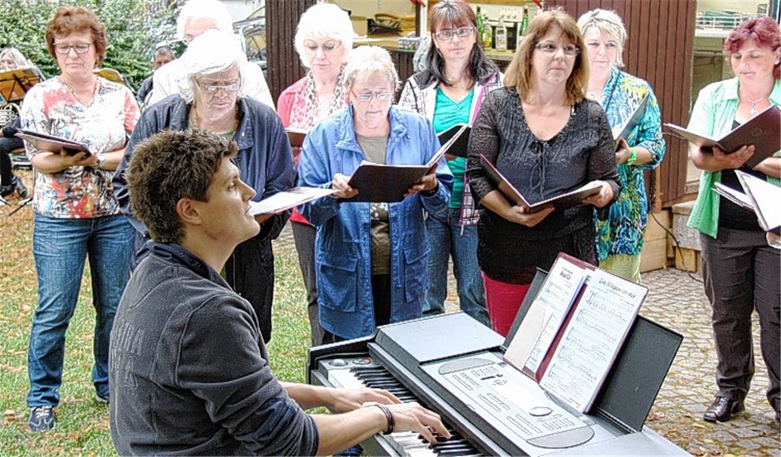 Der Volkschor, geleitet und am Keyboard begleitet von Dirigent Jan-Christian Blömer.