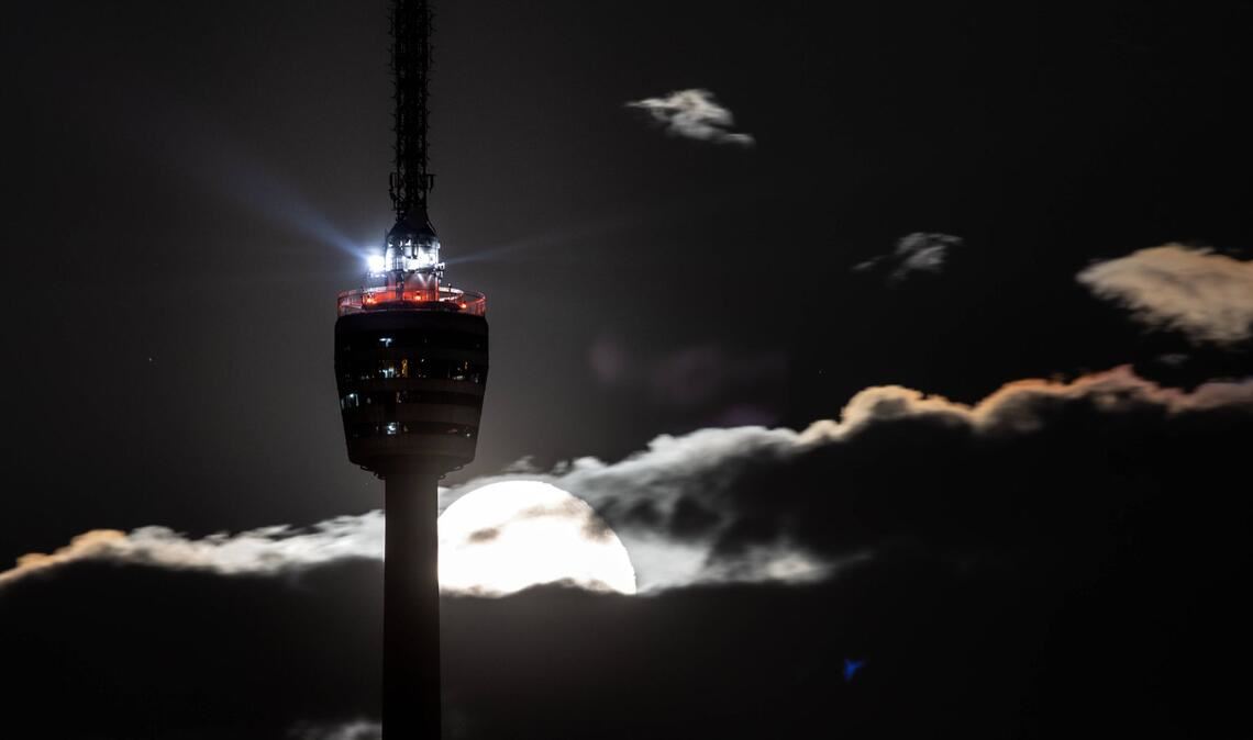 Der Vollmond hinter dem Stuttgarter Fernsehturm im August 2023. (Archivbild).
