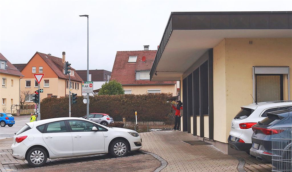 Der Vorplatz der Bank an der Eckenweiherstraße, wo der Täter seine Opfer abpasste. Foto: Schüller
