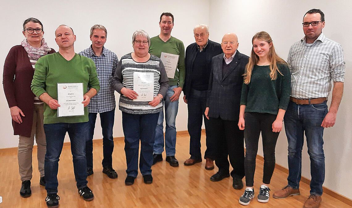 Der Vorsitzende Dr. Christoph Gutjahr (re.) und die zweite Vorsitzende Anja Weber (li.) ehren Mitglieder für langjährige Vereinstreue (v.li.): Uli Steinhilper, Ralf Gwinner, Ingrid Eckert, Edmund Bäuerle, Helmut Krauß, Wilhelm Frick und Rebekka Pelz. Foto: privat