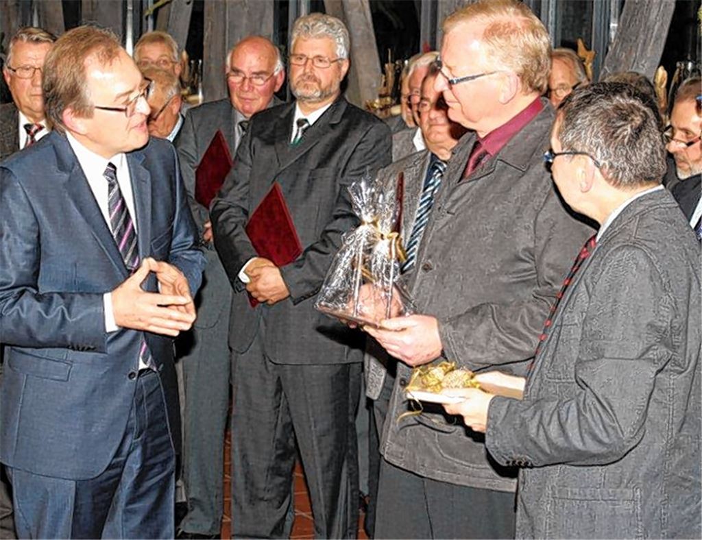 Der Vorsitzende Ernst Metzler (li.) und der zweite Vorsitzende Hans Keller zeichnen Dr. Wolfgang Budday (2.v.re.) aus.