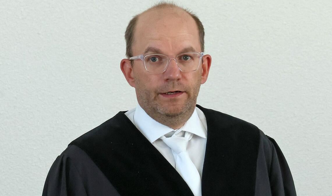 Der Vorsitzende Richter Holger Schütt warnte die Zuschauer vor schwer zu ertragenen Fotos, die im Prozess gezeigt würden.