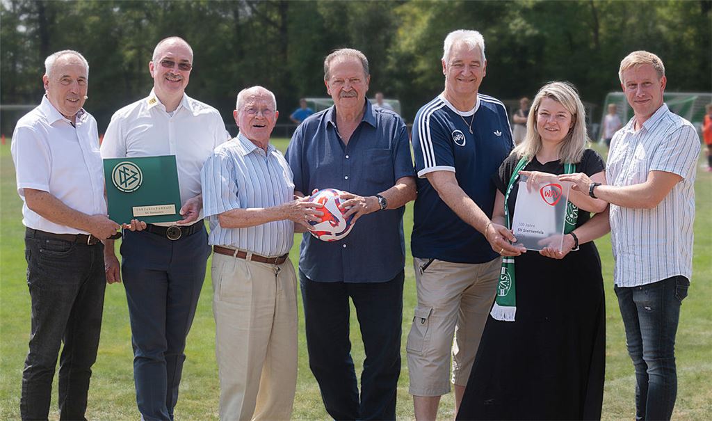 Der Vorsitzende Wolfgang Hagel, Sportkreispräsident Matthias Müller, die langjährigen Mitglieder und Spieler Erich Berger und Eckhart Streckfuss sowie Armin Rau (Ehrenamtsbeauftragter des WFV), Antonia Walch und Alexander Kopp (von links) sind in Feierlaune. Fotos: Fotomoment