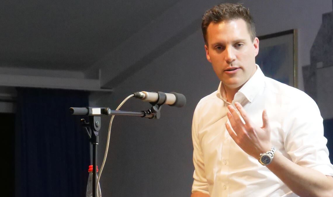 Der Vorsitzende der CDU-Landtagsfraktion Manuel Hagel möchte anpacken und die richtigen Diskussionen führen, sagt er bei seinem Besuch in Mühlacker. Es geht um Leistung, Innovationskraft der Ingenieure und Respekt. Fotos: Friedrich