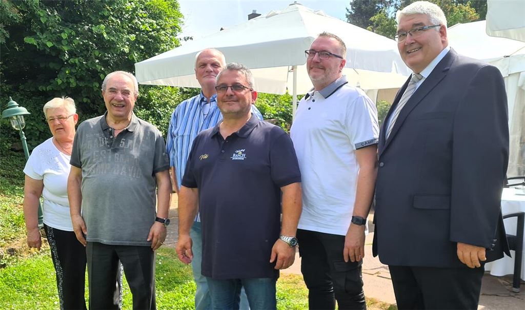 Der Vorsitzende der Dehoga Enzkreis/Pforzheim, Reinhard Gallistl (re.), zeichnet die Mitglieder (v.li.) Ilse Greiner, Pietro Marcelli, Frank Höfflin, Vito Federico und André Geszler aus. Foto: Peche