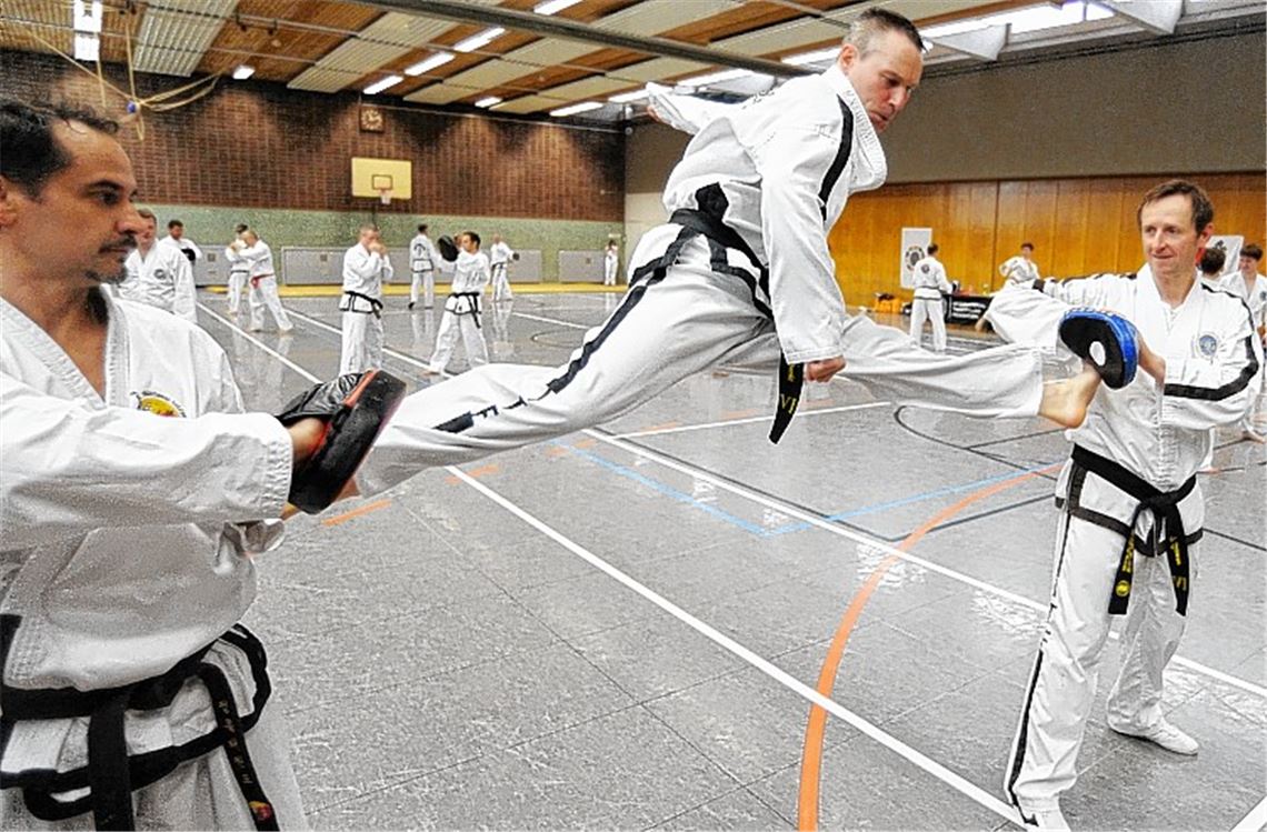 Der Vorsitzende der Kunstakademie Mühlacker, Ralf Ufrecht, demonstriert beim Seminar in der Mörike-Turnhalle sein Können. Foto: Fotomoment