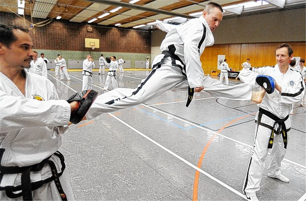 Der Vorsitzende der Kunstakademie Mühlacker, Ralf Ufrecht, demonstriert beim Seminar in der Mörike-Turnhalle sein Können. Foto: Fotomoment