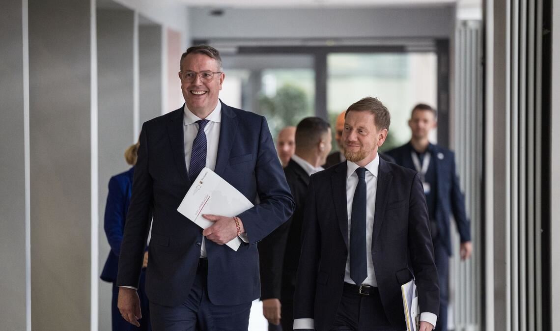 Der Vorsitzende der Ministerpräsidentenkonferenz Alexander Schweitzer (SPD) und sein Vize, Michael Kretschmer (CDU) sehen sich als "Möglichmacher".