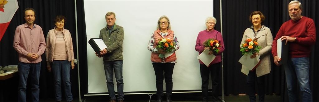 Der Vorsitzende der Ortsgruppe Sternenfels, Bernd Pelz (li.), und die Gauvorsitzende Christel Krumm (2v.li.) zeichnen treue Mitglieder mit Ehrennadeln aus (v. re.): Hans Fernsel (40 Jahre), Marianne Müller (50 Jahre), Erika Mannuß (40 Jahre), Rita Schollenberger (40 Jahre) und Martin Werthwein (40 Jahre). Foto: Müller