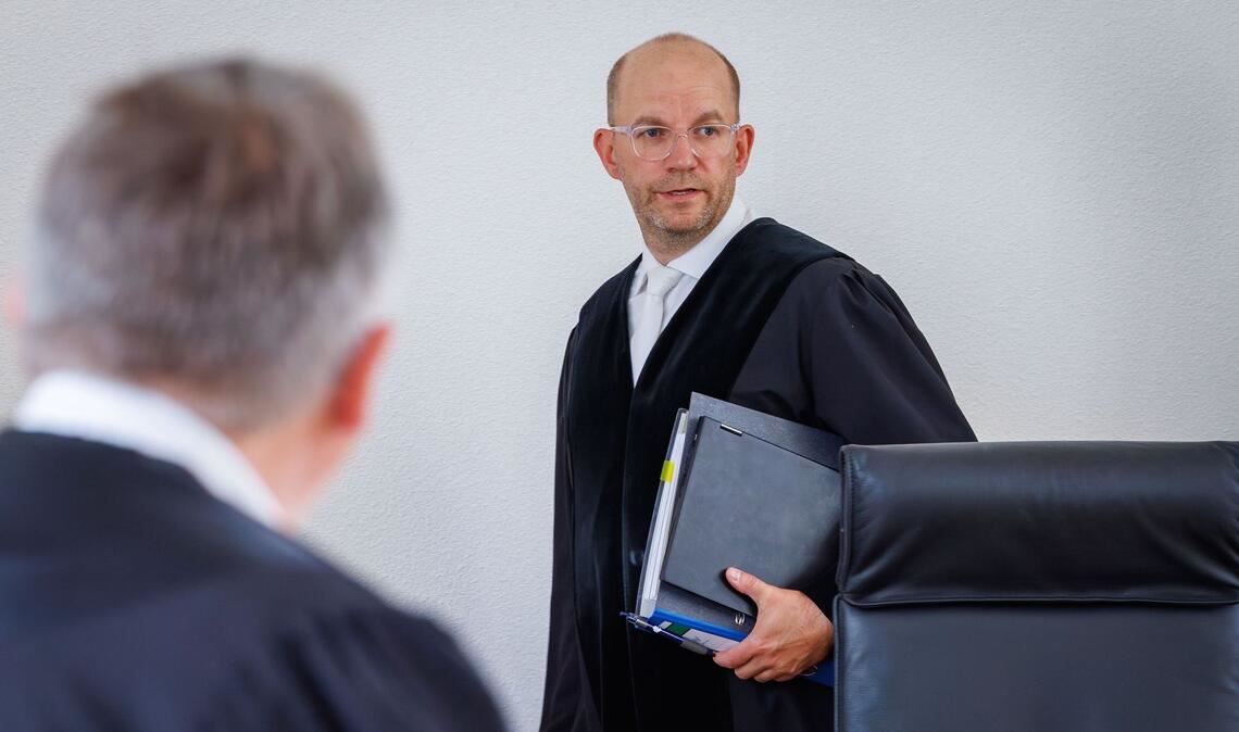 Der Vorsitzende der Schwurgerichtskammer ist Richter Holger Schütt.