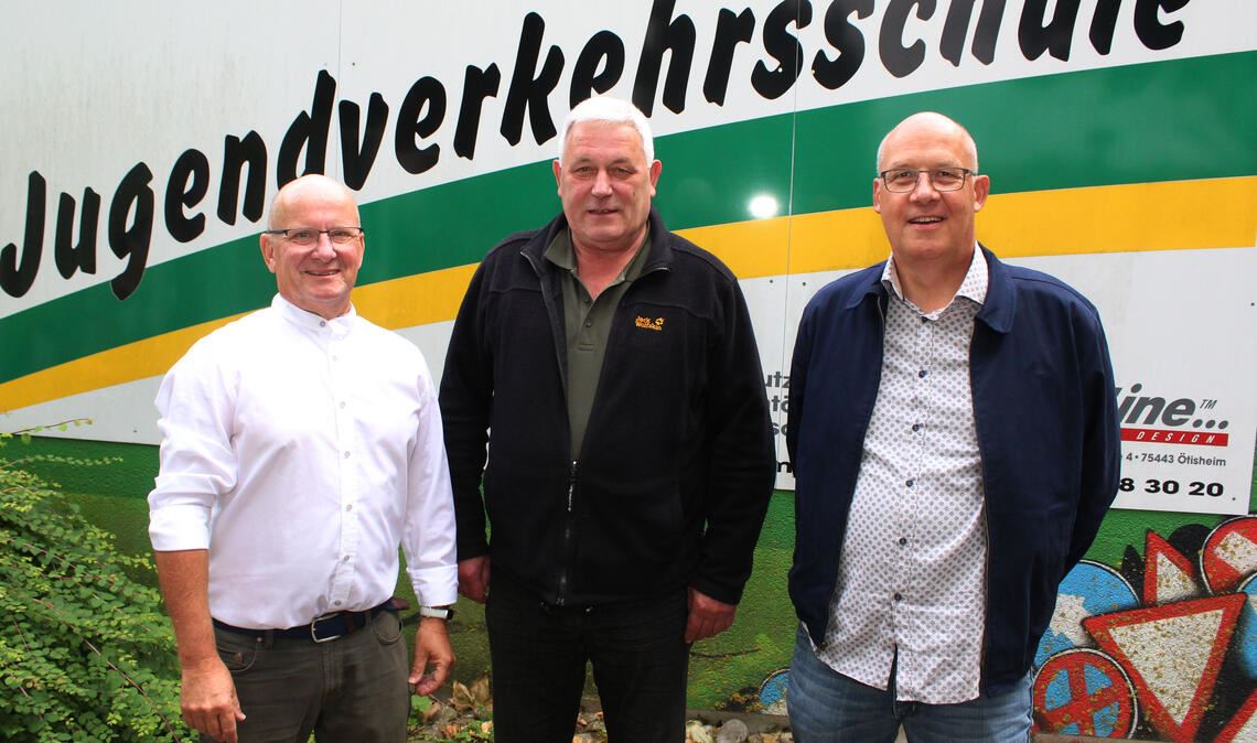 Der Vorsitzende der Verkehrswacht Mühlacker und Umgebung, Winfried Abicht, und sein Stellvertreter Siegfried Albrecht freuen sich, dass sich Beisitzer Roland Bäuerle (v.li.) in der Hauptversammlung erneut für eine Mitarbeit zur Verfügung stellt. Foto: Prokoph