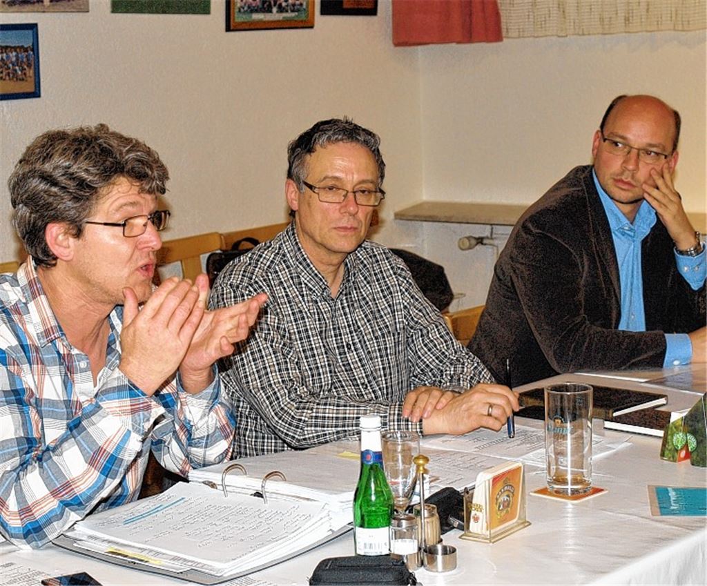 Der Vorsitzende des Gewerbe- und Verkehrsvereins, Hagen Jarzambek (li.), und Schriftführer Marcus Bischof (re.) sind in ihre Ämter bestätigt worden. Der zweite Vorsitzende, Michael Junkert, berichtet über den Stand der Vorbereitungen zur Leistungsschau 2015. Foto: Appich