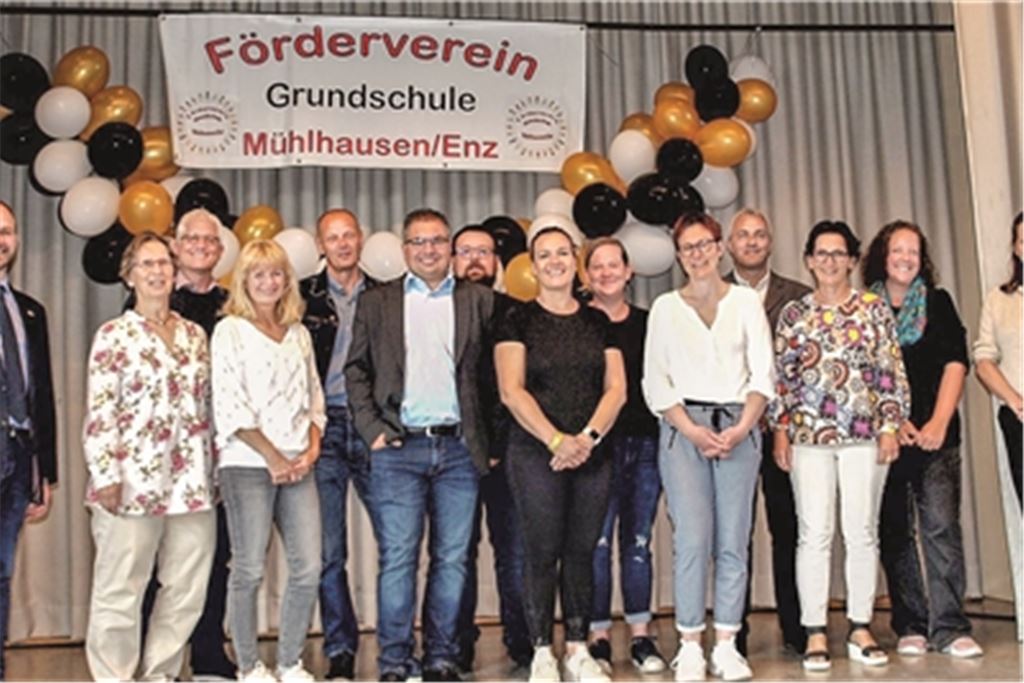 Der Vorsitzende des Grundschulfördervereins, Oliver Höhner (6.v.li.), hat seine Vorstandskollegen, die Lehrerinnen und die Schulleiterin, die Gastredner und Mitglieder des Gemeinderats um sich versammelt und dankt ihnen für die Unterstützung. Fotos: Filitz