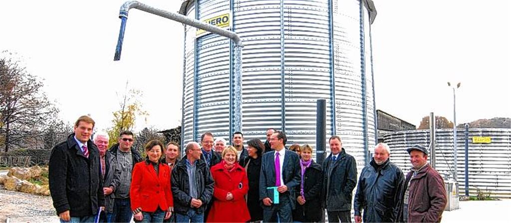 Der Vorsitzende des Kreisbauernverbandes, Ulrich Hauser (fünfter v. li.), und seine Vorstandskollegen freuen sich über die zahlreichen Politiker und Verwaltungsvertreter, die zum Informationsaustausch auf den Bauernhof Heckmann in Ersingen gekommen sind. 