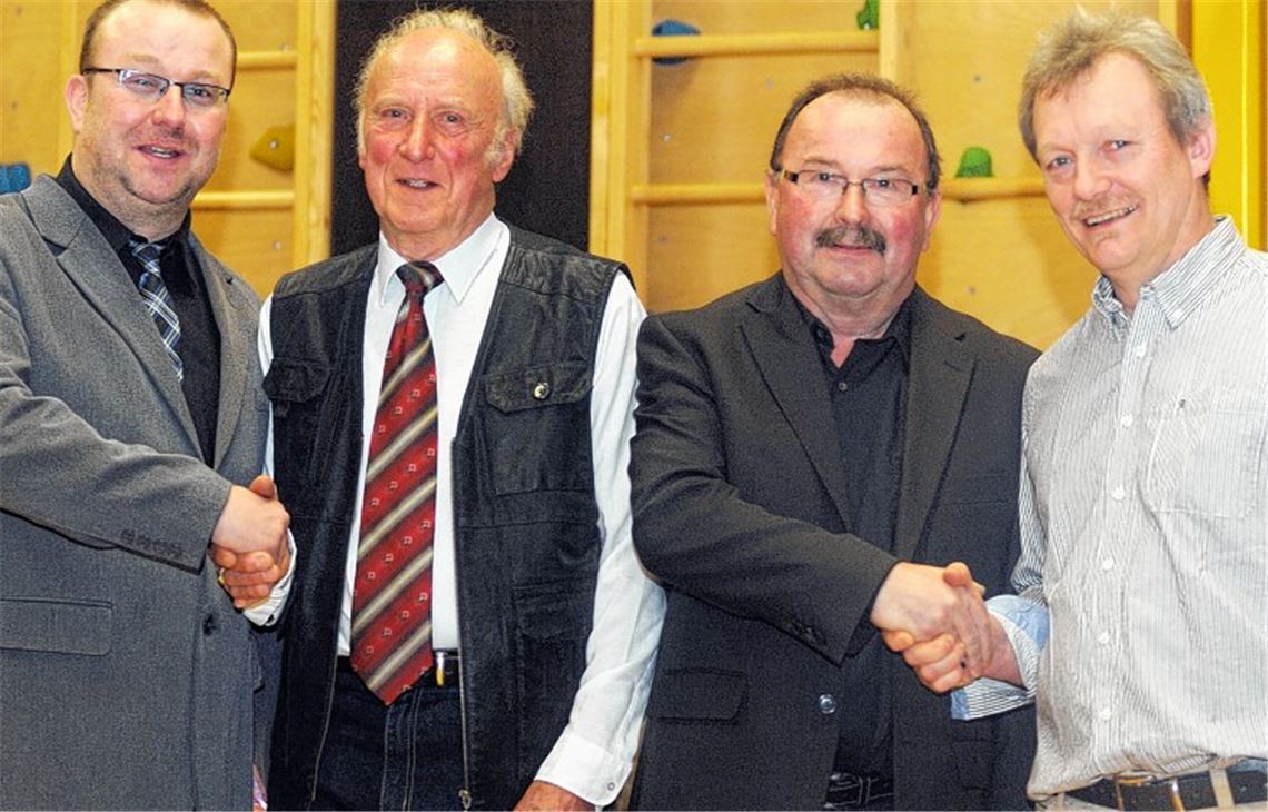 Der Vorsitzende des SV Diefenbach Maik Fuhrmann ehrt Roland Steinle und Gerhard Mertz (v.li.). Auch der zweite Vorsitzende Jürgen Barth (re.) gratuliert.  Foto: Fotomoment