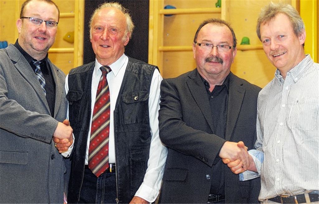 Der Vorsitzende des SV Diefenbach Maik Fuhrmann ehrt Roland Steinle und Gerhard Mertz (v.li.). Auch der zweite Vorsitzende Jürgen Barth (re.) gratuliert.  Foto: Fotomoment