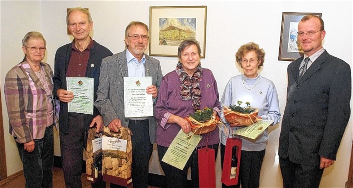 Der Vorsitzende des Schwäbischen Albvereins Mühlacker, Ulrich Gommel (re.), und die zweite Vorsitzende Helene Daum (li.) ehren Brigitte Rheinwald, Hannelore Dederer, Eberhard Schob und Karl Weber für langjährige Treue zum Verein. Foto: Fotomoment
