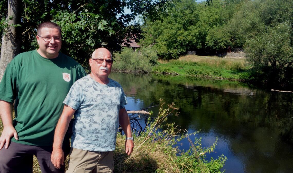 Der Vorsitzende des Sportfischervereins Mühlhausen, Tobias Kärcher (li.), und sein Gewässerwart Martin Reinhold machen sich noch keine Sorgen um die Fische und anderen Tiere in der Enz. Fotos: Stahlfeld