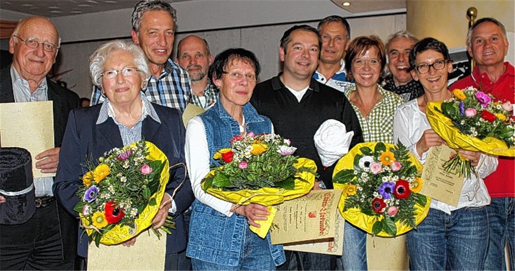 Der Vorsitzende des TC Lomersheim Rüdiger Engel (re.) zeichnet langjährige Mitglieder aus: Willy, Hildegard und Jürgen Veil, Gustav Ziegler, Gaby Barthl für je 40 Jahre; Kai Fischer, Roland Lenk und Barbara Vogelbacher für je 20 Jahre; Werner Schmid und Petra Schäfer für je 40 Jahre. Foto: Recken
