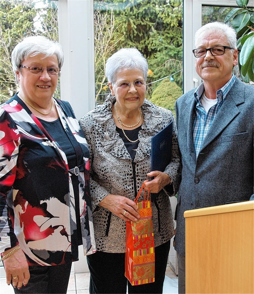 Der Vorsitzende des neu gebildeten Ortsverbands, Dieter Wöntz, ernennt Urusla Schmid (Mitte) zur Ehrenvorsitzenden.