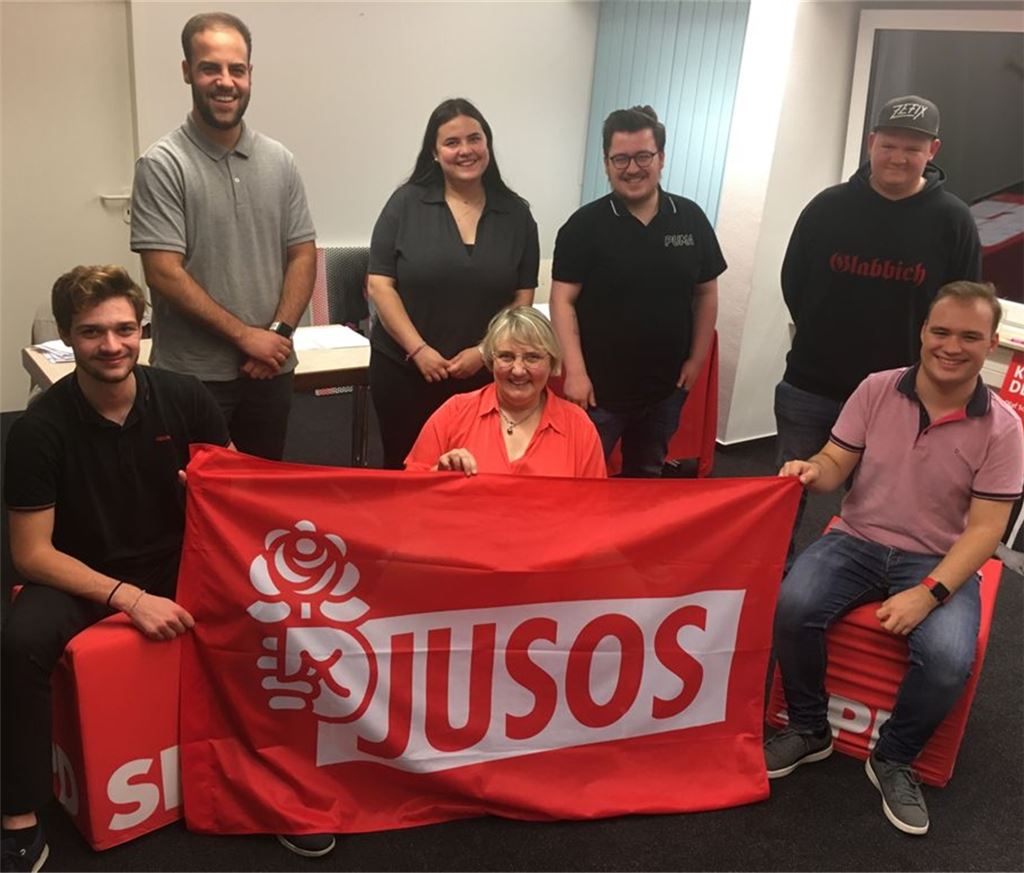 Der Vorstand der Jusos Pforzheim und Jusos Enzkreis. Oben v. li.: Omid Hatam, Ajka Sadovic, Kester Stutz, Cedric Klingel. Unten v. li.: Elias Engel, Katja Mast, Davis Riedel. In Abwesenheit gewählt: Jana Waldhauer, Kossai Shelah, Michael Hofsäß. Foto: privat