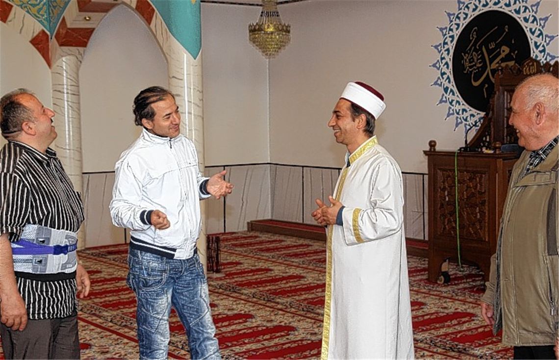 Der Vorstand der Türkischen Gemeinde Maulbronn, Hamit Sasmaz, Pressesprecher Yilmaz Cebeci, Imam Lütfullah Yildirim und Vasfi Araz freuen sich auf die Besucher der Moschee (v.li.).