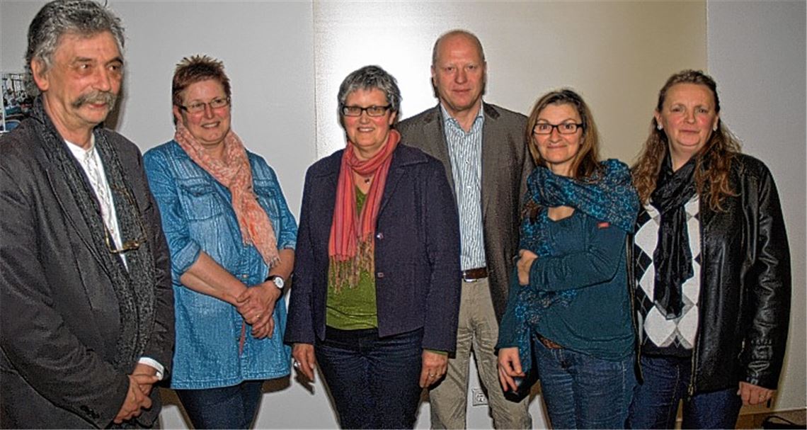 Der Vorstand des Vereins Mühlacker Tafel (v. l.) : Dekan Ulf van Luijk, Irmgard Muthsam-Polimeni, Ottilie Läkemäker, Werner Hänlein, Sakine Karabeyaz-Hecht und Silvia Brennecke. Foto: Filitz