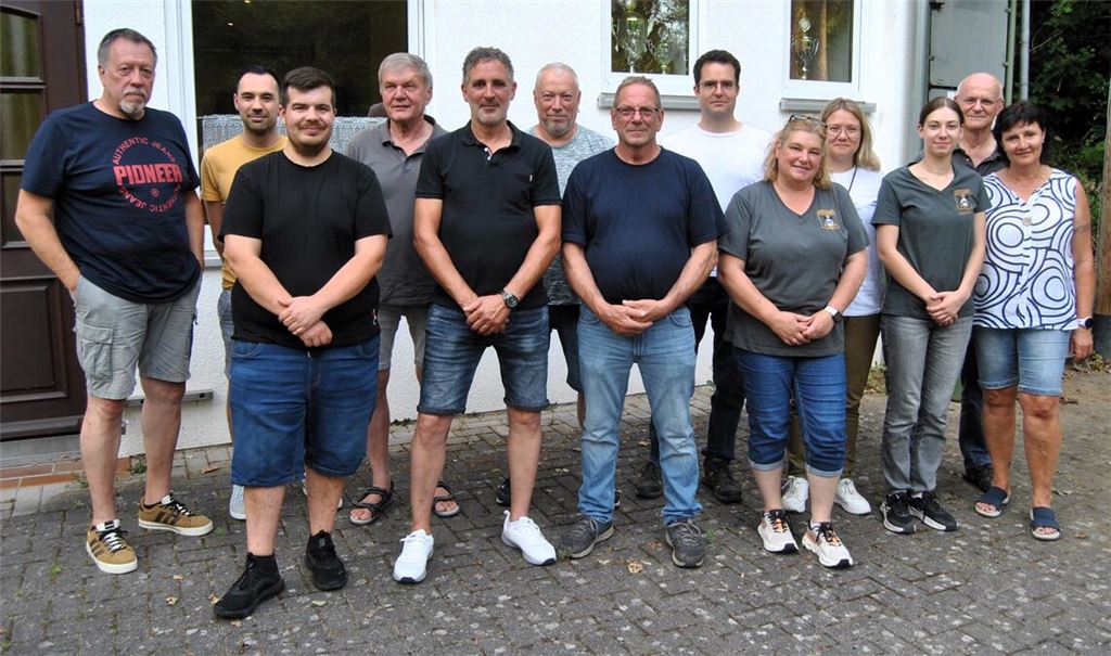 Der Vorstand mit den neuen Vorsitzenden Bernd Locher (5.v.l) und Sven Jost (3.v.l.). Foto: Haller