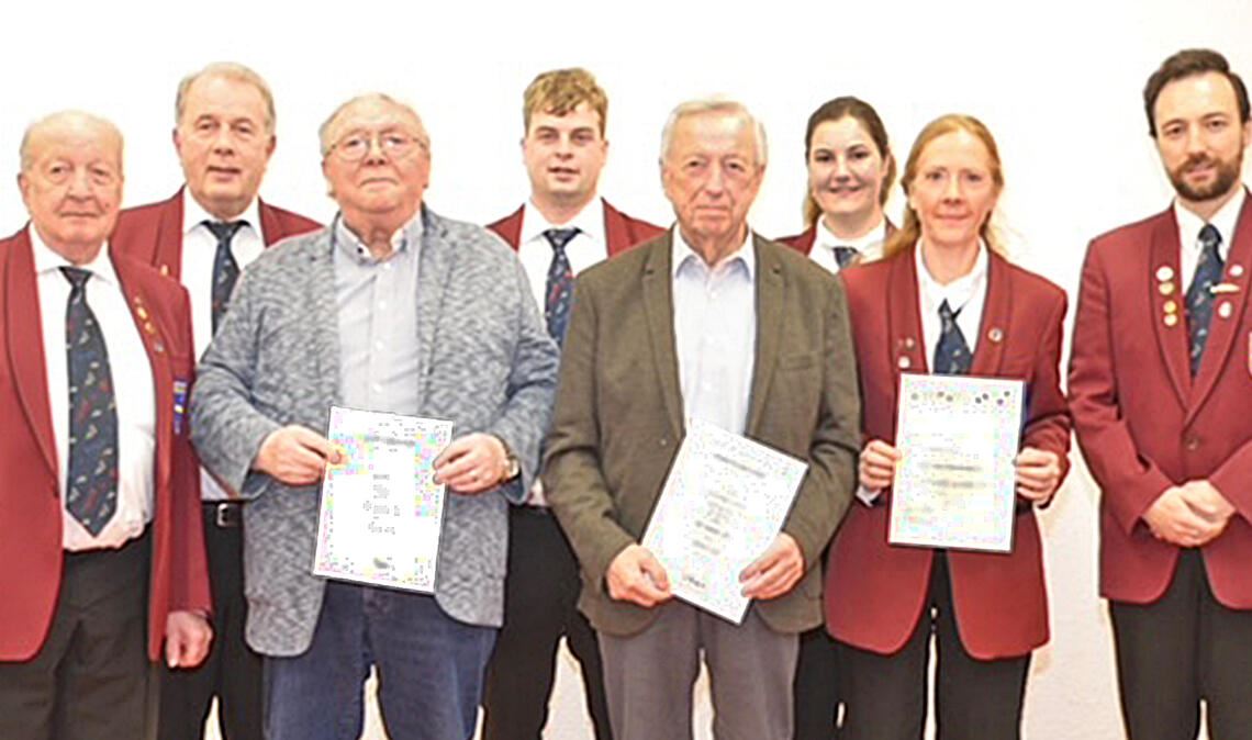 Der Vorstandsvorsitzende Stefan Bosch (re.) mit den geehrten aktiven und passiven Mitgliedern des Musikvereins Mühlacker (v.li.): Bernhard Doll, Walter Grois, Walter Reuter, Maximilian Lindauer, Siegfried Veil, Lea Seibold und Katja Renner. Foto: privat