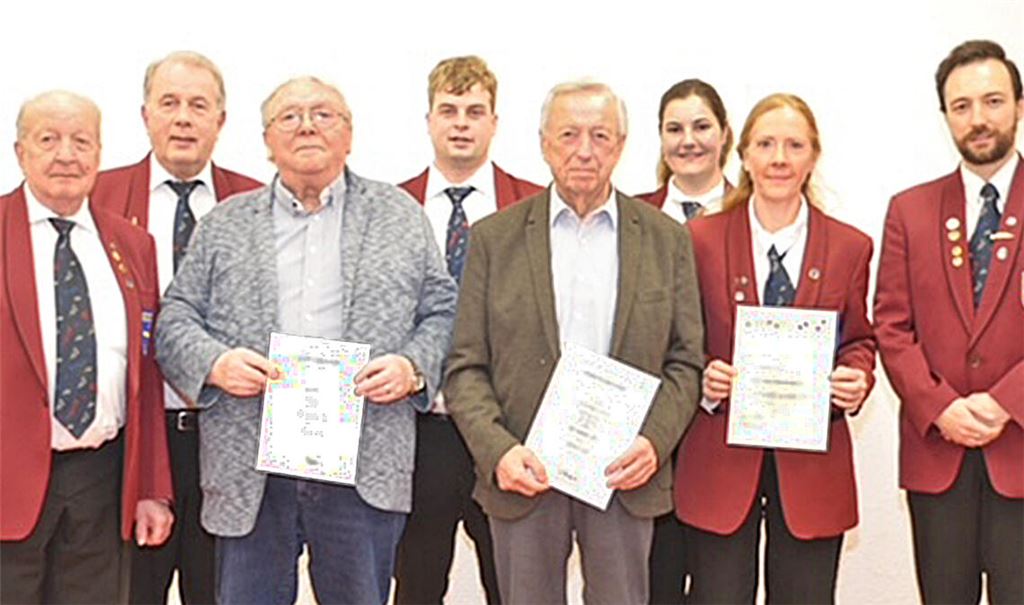 Der Vorstandsvorsitzende Stefan Bosch (re.) mit den geehrten aktiven und passiven Mitgliedern des Musikvereins Mühlacker (v.li.): Bernhard Doll, Walter Grois, Walter Reuter, Maximilian Lindauer, Siegfried Veil, Lea Seibold und Katja Renner. Foto: privat