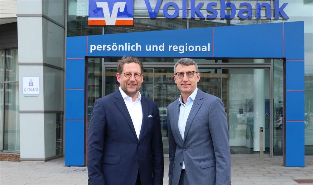 Der Vorstandsvorsitzende der Volksbank pur, Matthias Hümpfner (links), und Vorstandsmitglied Ralf Günther-Schmidt aus Pforzheim, laut Hümpfner der „Herr der Zahlen“, vor dem Hauptsitz des fusionierten genossenschaftlichen Geldinstituts in Karlsruhe. Foto: Wewoda