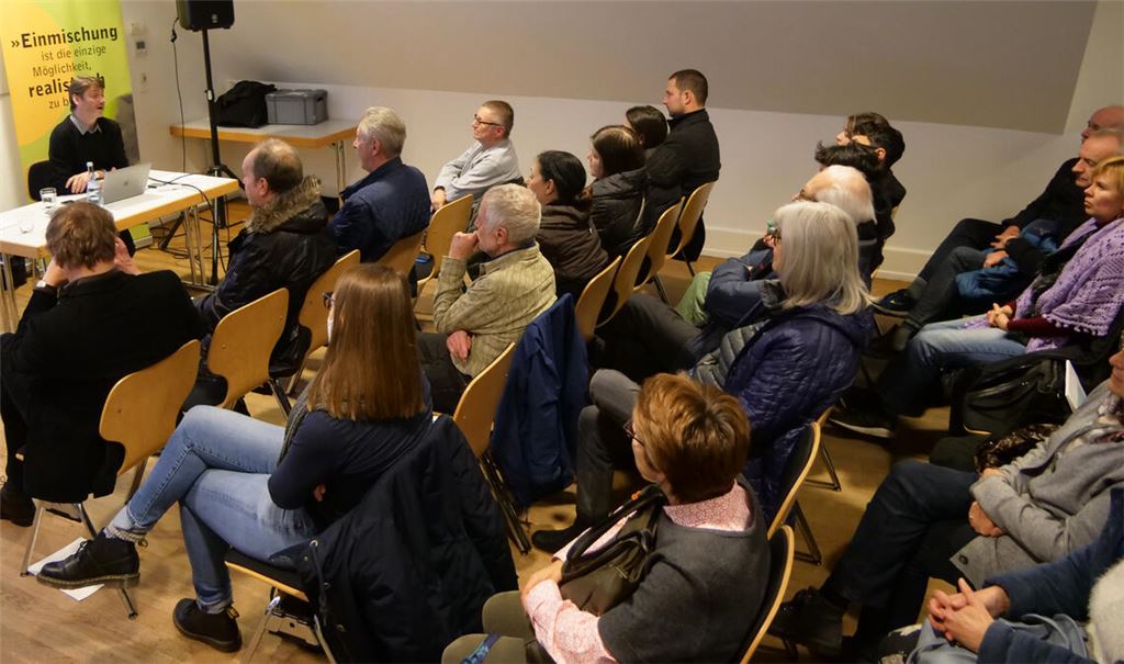Der Vortrag von Journalist und Publizist Andreas Speit über die Reichsbürger-Bewegung stößt auf reges Interesse. Foto: Friedrich
