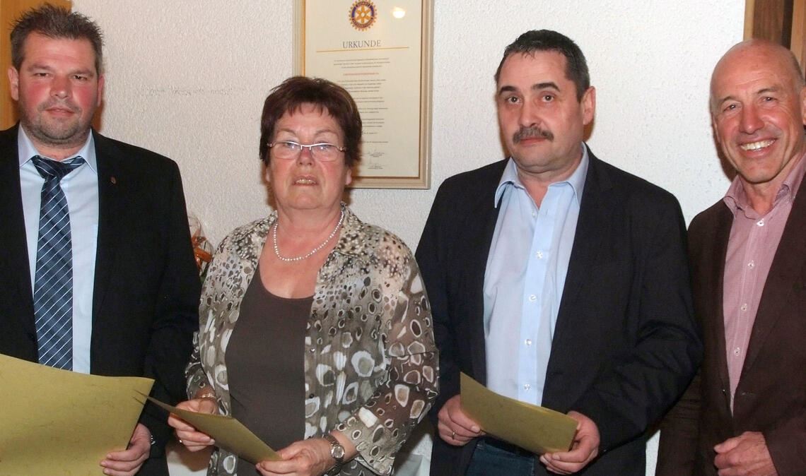 Ein halbes Jahrhundert für den Tennissport Der WTB-Bezirksvorsitzende Jochen Seiz überreicht Thomas Vinnay, Rosemarie Schnepf und Uli Common (von re.) 2012 für ihr ehrenamtliches Engagement Bezirksehrungen.