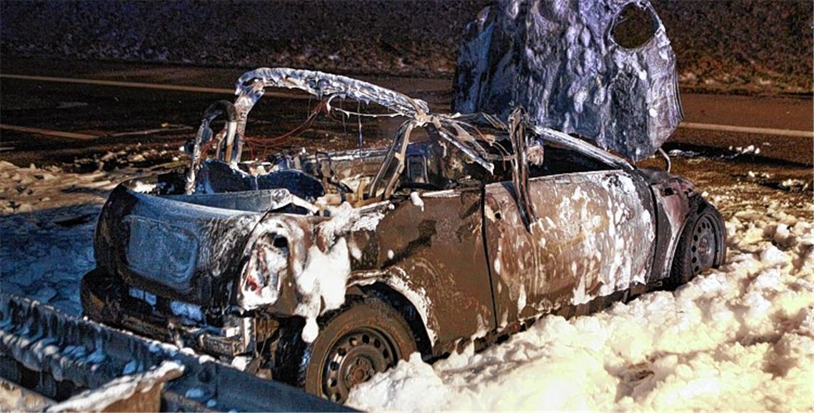 Der Wagen der jungen Frau, die auf der B14 bei Fellbach verunglückt, brennt völlig aus.