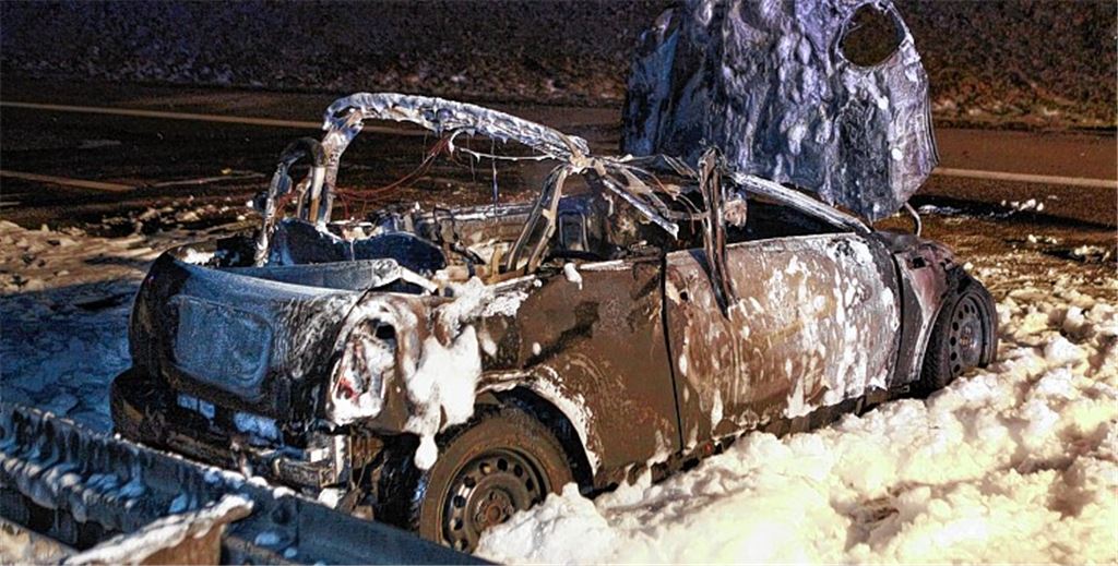 Der Wagen der jungen Frau, die auf der B14 bei Fellbach verunglückt, brennt völlig aus.