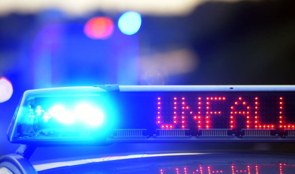 Der Wagen des Mannes überschlug sich nach einer Kollision mit zwei weiteren Autos (Symbolbild).