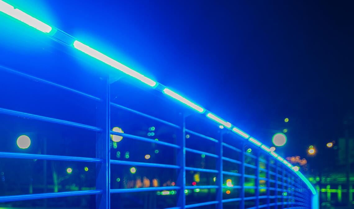 Blaues Licht als tödliche Falle für Insekten Der Waldensersteg in den Enzgärten ist nachts wegen seines blauen Lichts eine Todesfalle für Insekten. Foto: Fotomoment