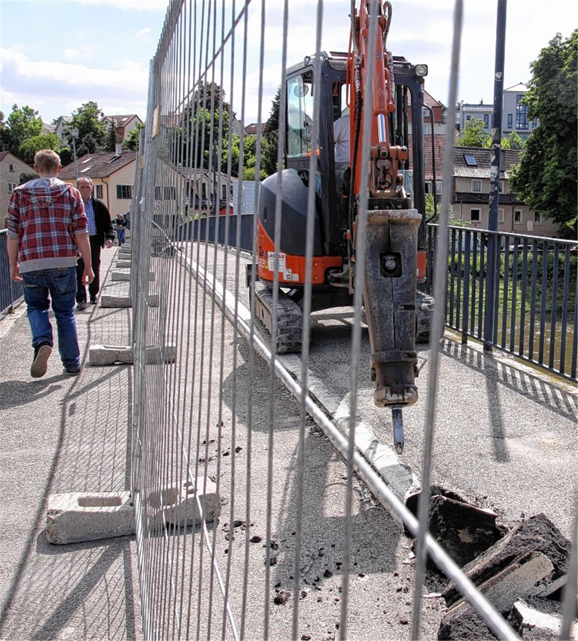 Der Waldensersteg zwischen Wertle und Dürrmenz wird in den kommenden Wochen und Monaten grundlegend saniert. Auch während der Arbeiten können Fußgänger eine Seite des Übergangs benutzen; erst etwa drei Wochen vor dem Straßenfest, wenn ein neuer Belag eingebaut wird, muss die Verbindung zwischen Mühlacker und Dürrmenz für 14 Tage gekappt werden.