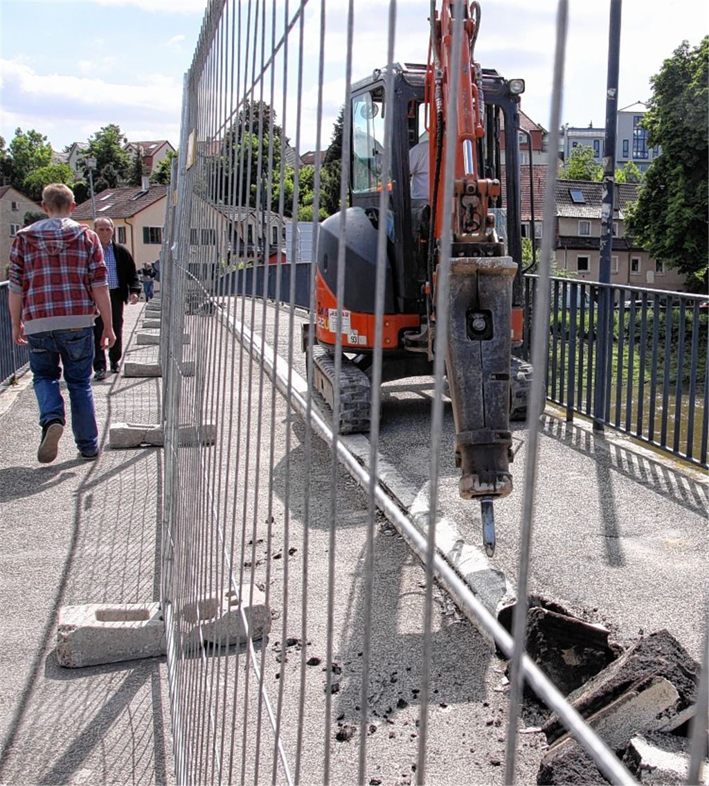 Der Waldensersteg zwischen Wertle und Dürrmenz wird in den kommenden Wochen und Monaten grundlegend saniert. Auch während der Arbeiten können Fußgänger eine Seite des Übergangs benutzen; erst etwa drei Wochen vor dem Straßenfest, wenn ein neuer Belag eingebaut wird, muss die Verbindung zwischen Mühlacker und Dürrmenz für 14 Tage gekappt werden.