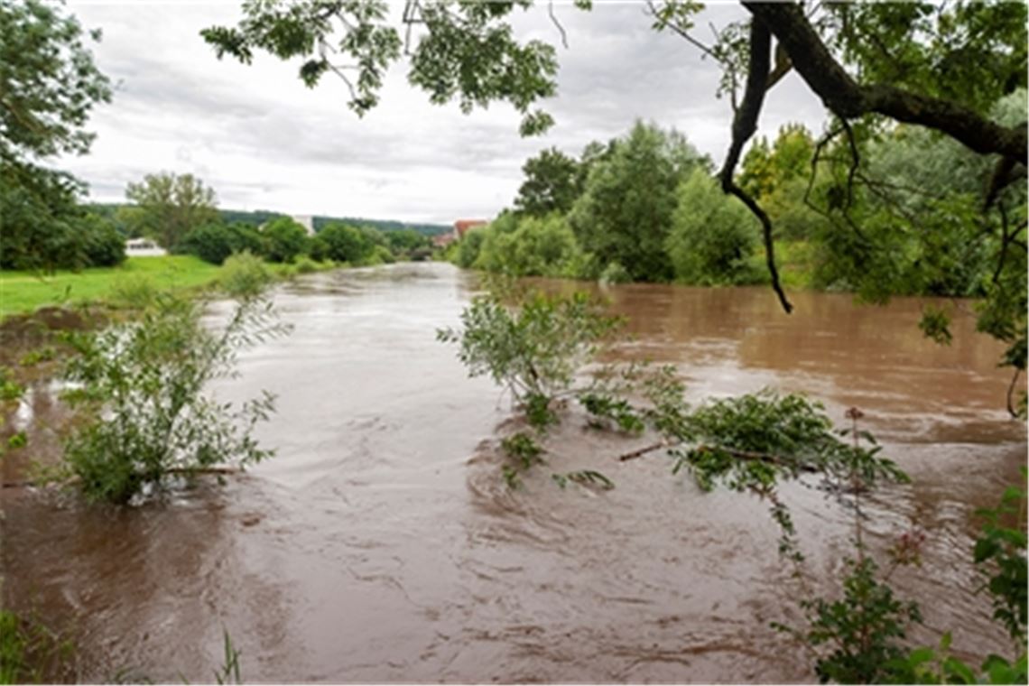 Banger Blick in Richtung Pegelstand Der Wasserpegel in der Enz ist am Dienstag bis zum Nachmittag ständig gestiegen, liegt aber noch unter der Warnstufe „Hochwassergefahr“. Foto: Fotomoment