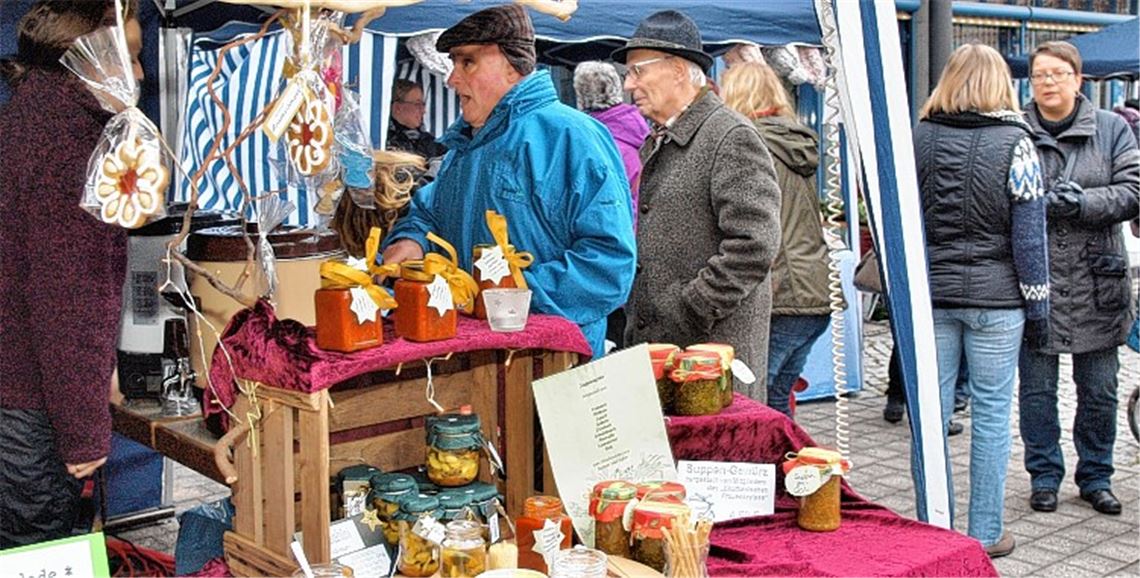 Der Weihnachtsmarkt auf dem Kirchplatz ist ein beliebter Treff für die Lomersheimer. Foto: Appich