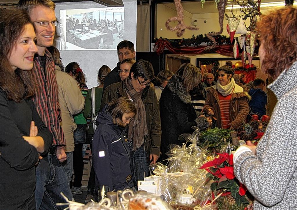 Der Weihnachtsmarkt der Lomersheimer Johann-Christoph-Blumhardt-Schule lockt Massen von Besuchern an. 