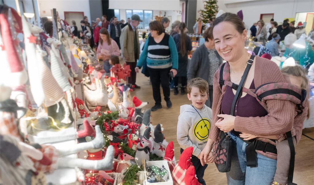 Der Weihnachtsmarkt lockt an zwei Tagen zahlreiche Gäste an. Foto: Fotomoment