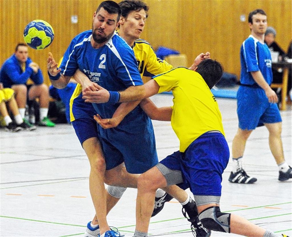 Der Wiederabstieg des SV Illingen (blaue Trikots) in die Kreisliga D ist nach der 12:23-Pleite gegen den TV Markgröningen II kaum noch zu vermeiden. Foto: Fotomoment